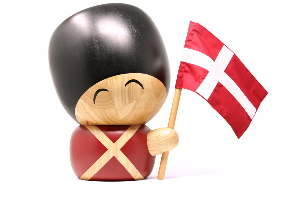 Knud den Store garder træfigur. Malet med garder uniform. Står med flag i hånden. 